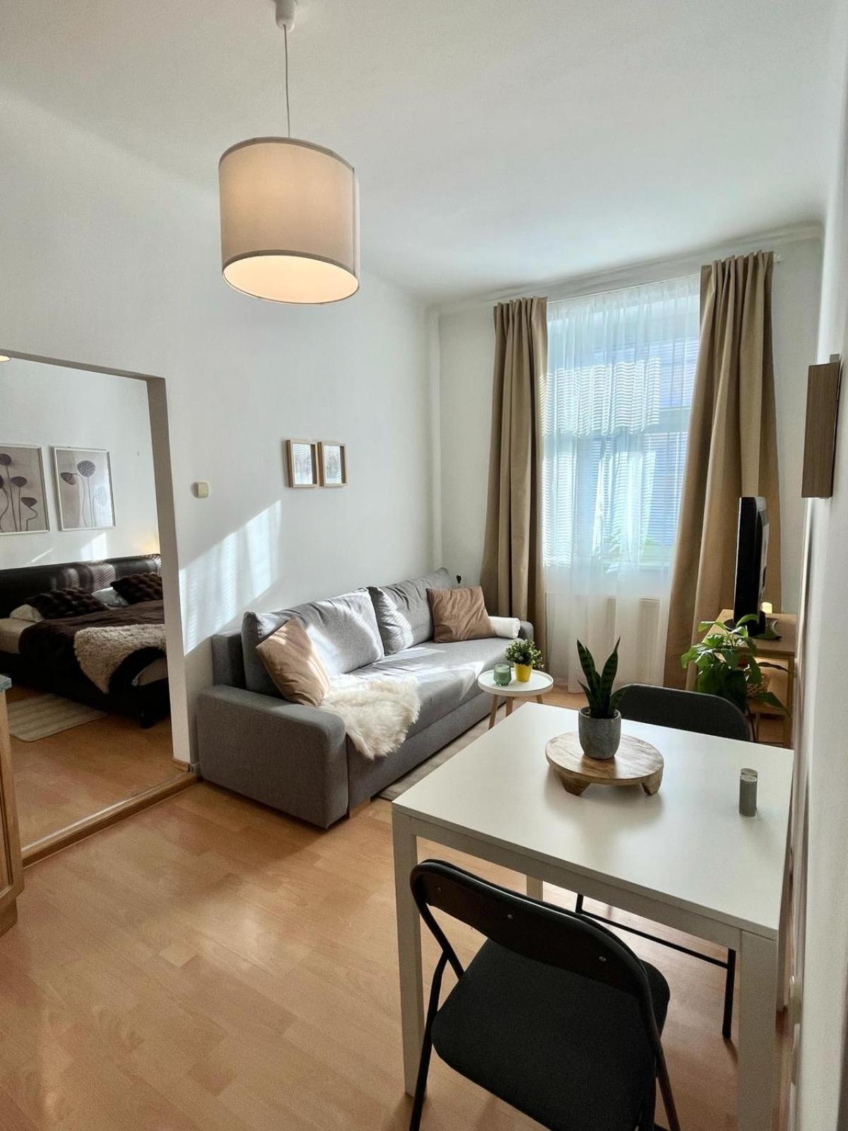 Apartment Caroline - Old Town, Ac Bratislava Eksteriør bilde